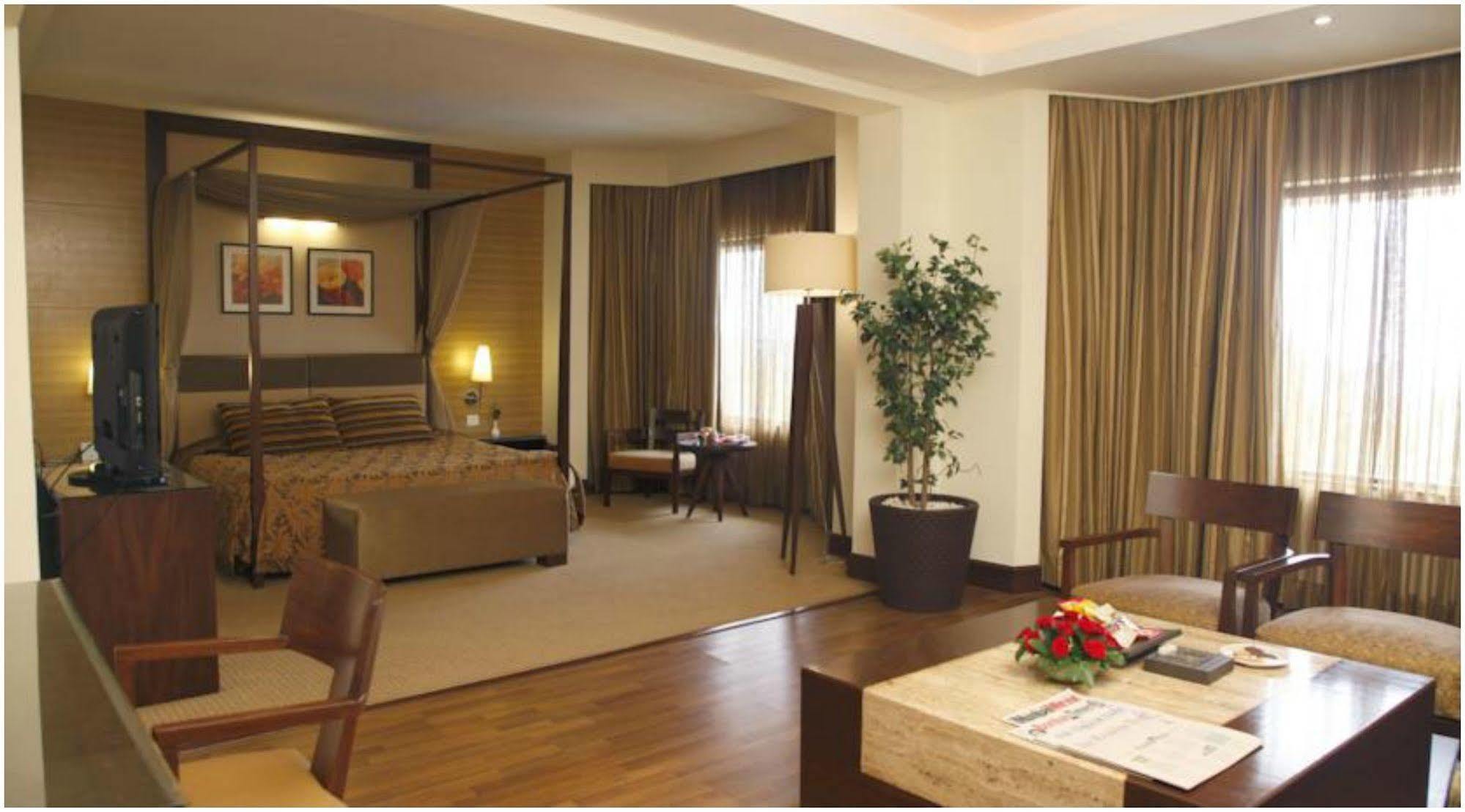 The Retreat Hotel & Convention Centre Mumbai Eksteriør bilde